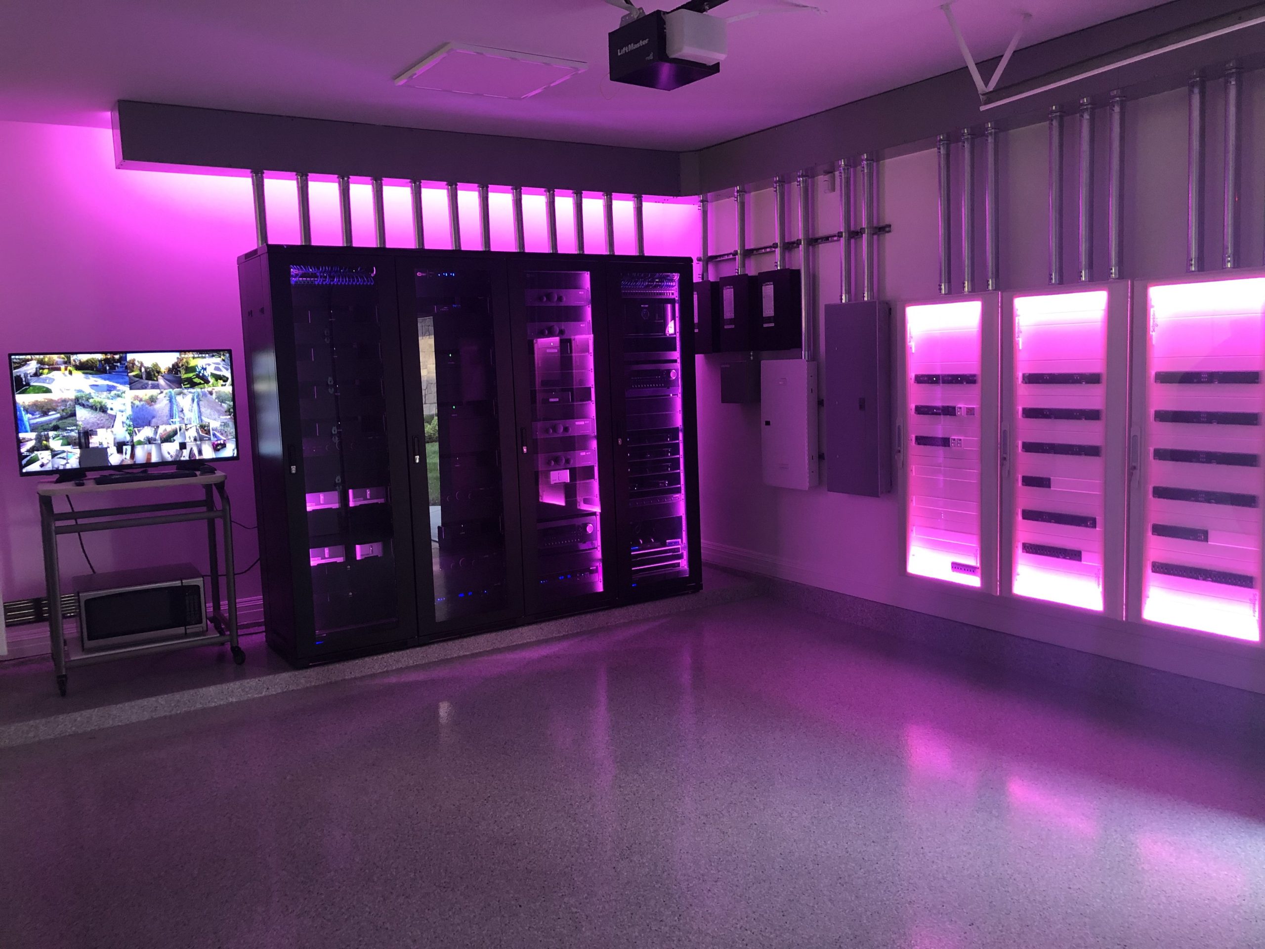 summit-AV-racks-knx-lighting-panels-camera-screen-closer