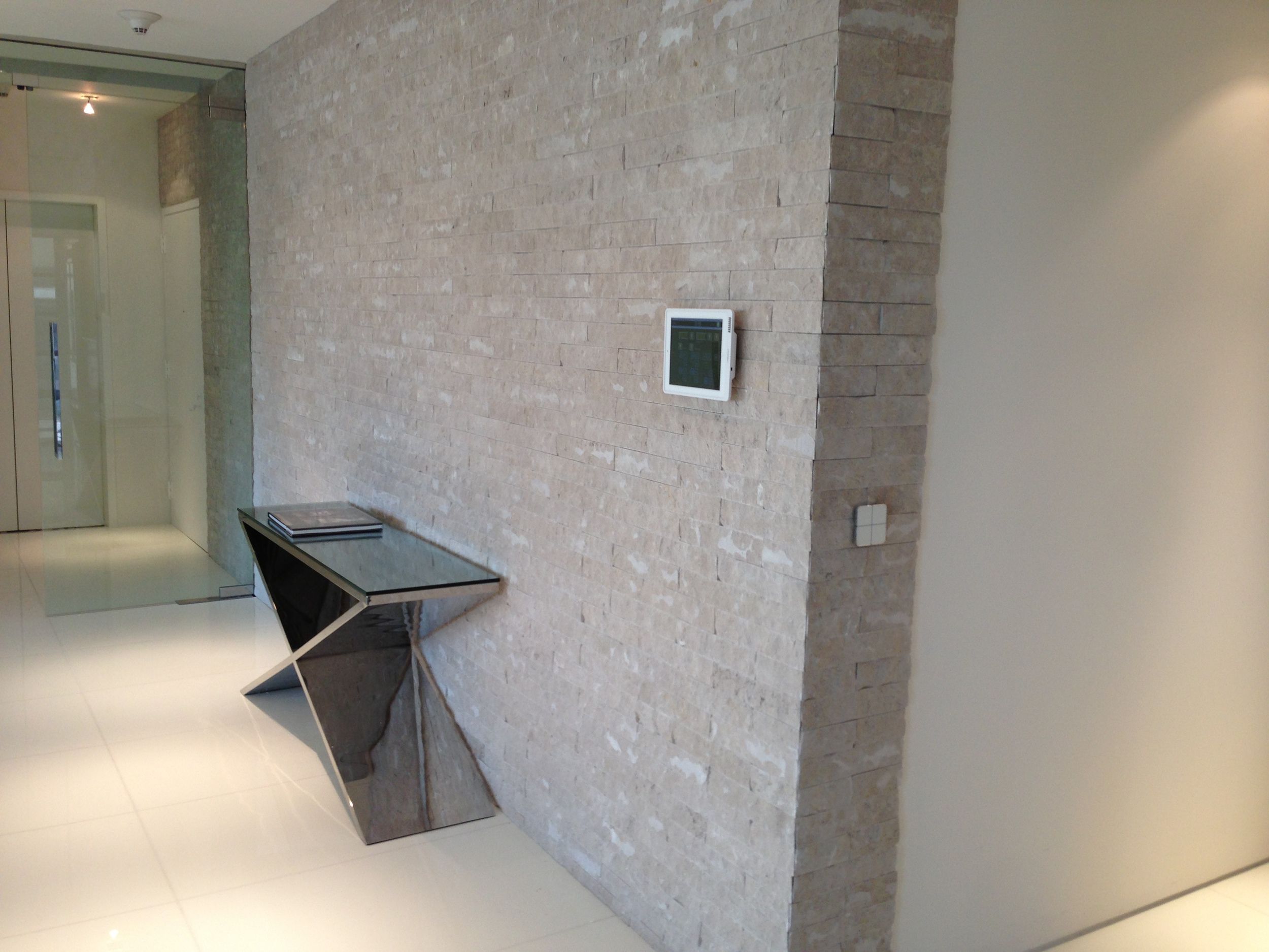 wilshire-entrance-ipad-basalte